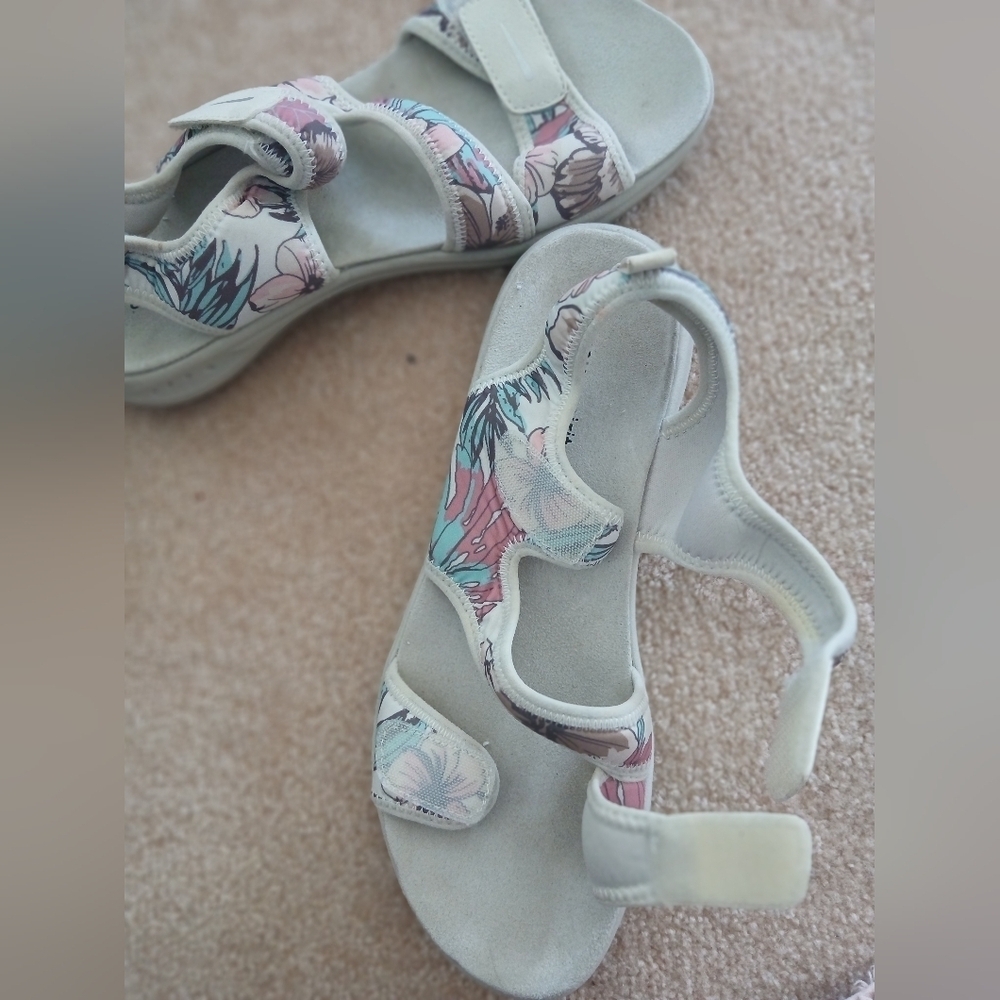 Easy Spirit Floral Sandals 8.5M - Picture 2 of 7